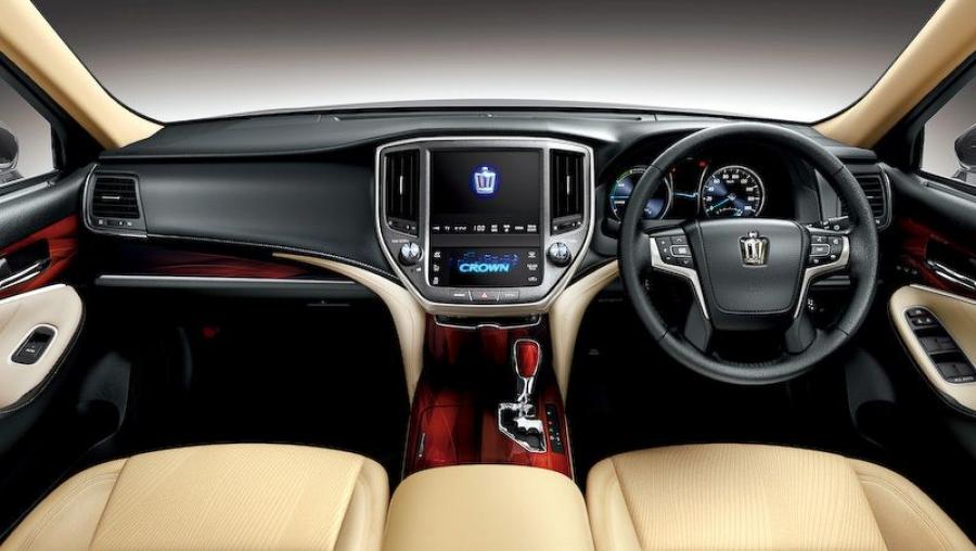 Торпедо Toyota Crown Royal Saloon G Four Hybrid 2014 года  (фото 2 из 4)